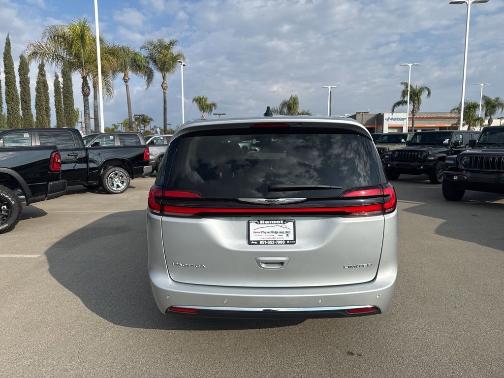 Used 2024 Chrysler Pacifica Limited image 7