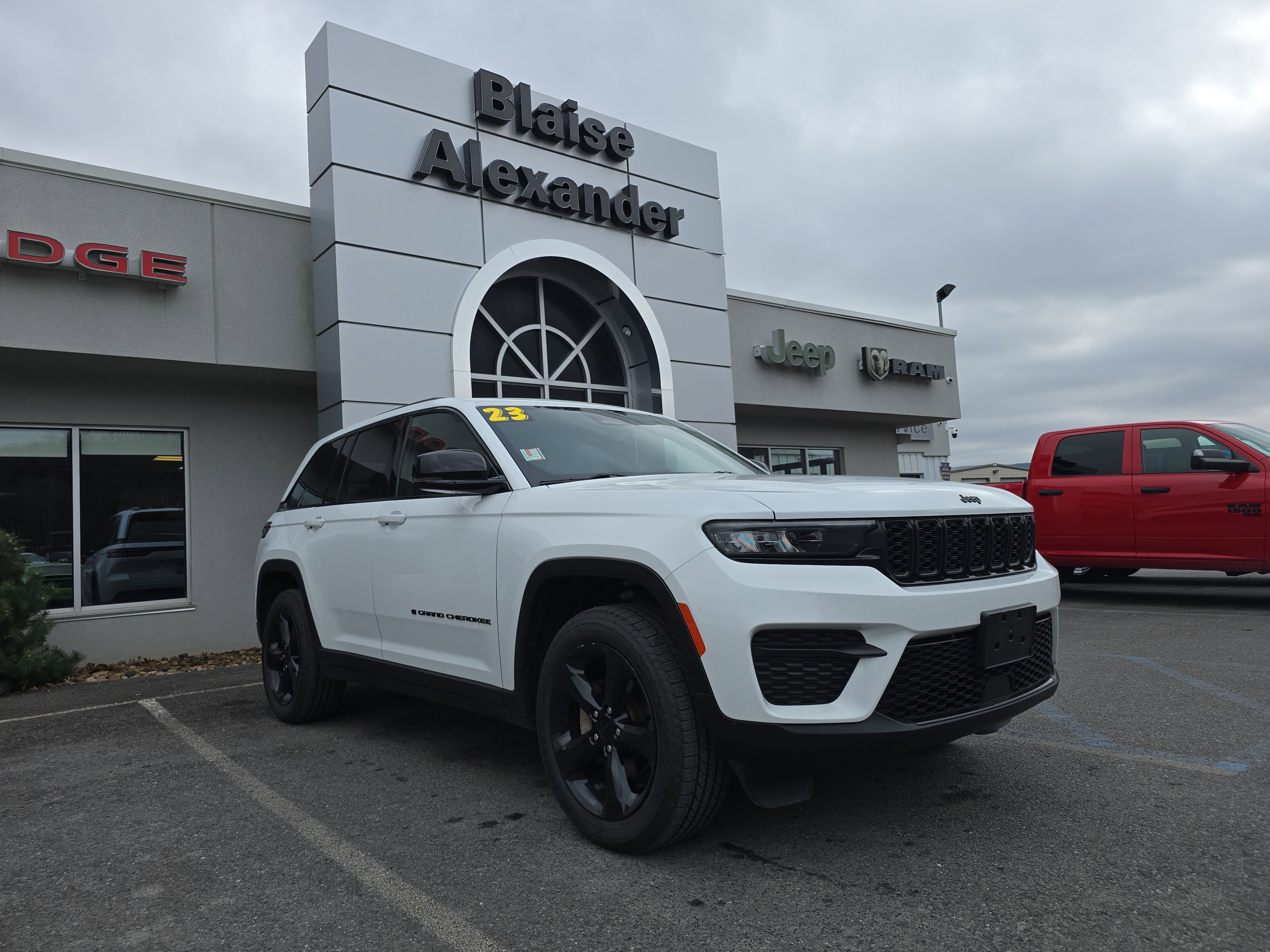 Used 2023 Jeep Grand Cherokee Altitude image 1