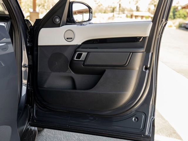 Used 2025 Land Rover Discovery S image 25
