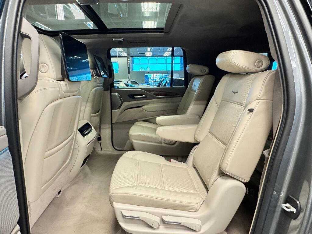 Used 2021 Cadillac Escalade ESV Sport Platinum image 11