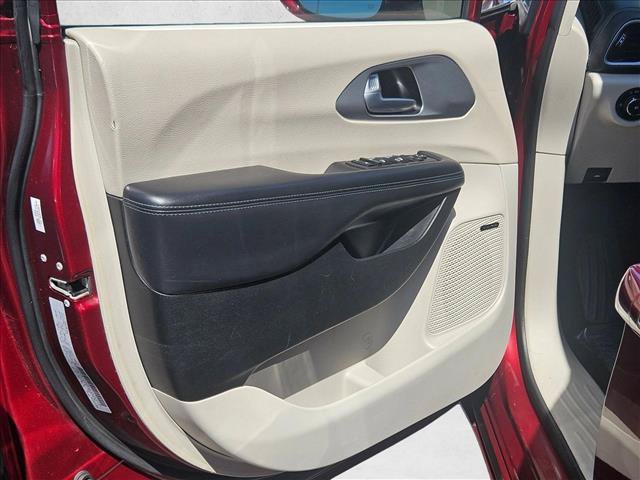 Used 2018 Chrysler Pacifica Limited w/ Advanced Safetytec Group FWD image 9