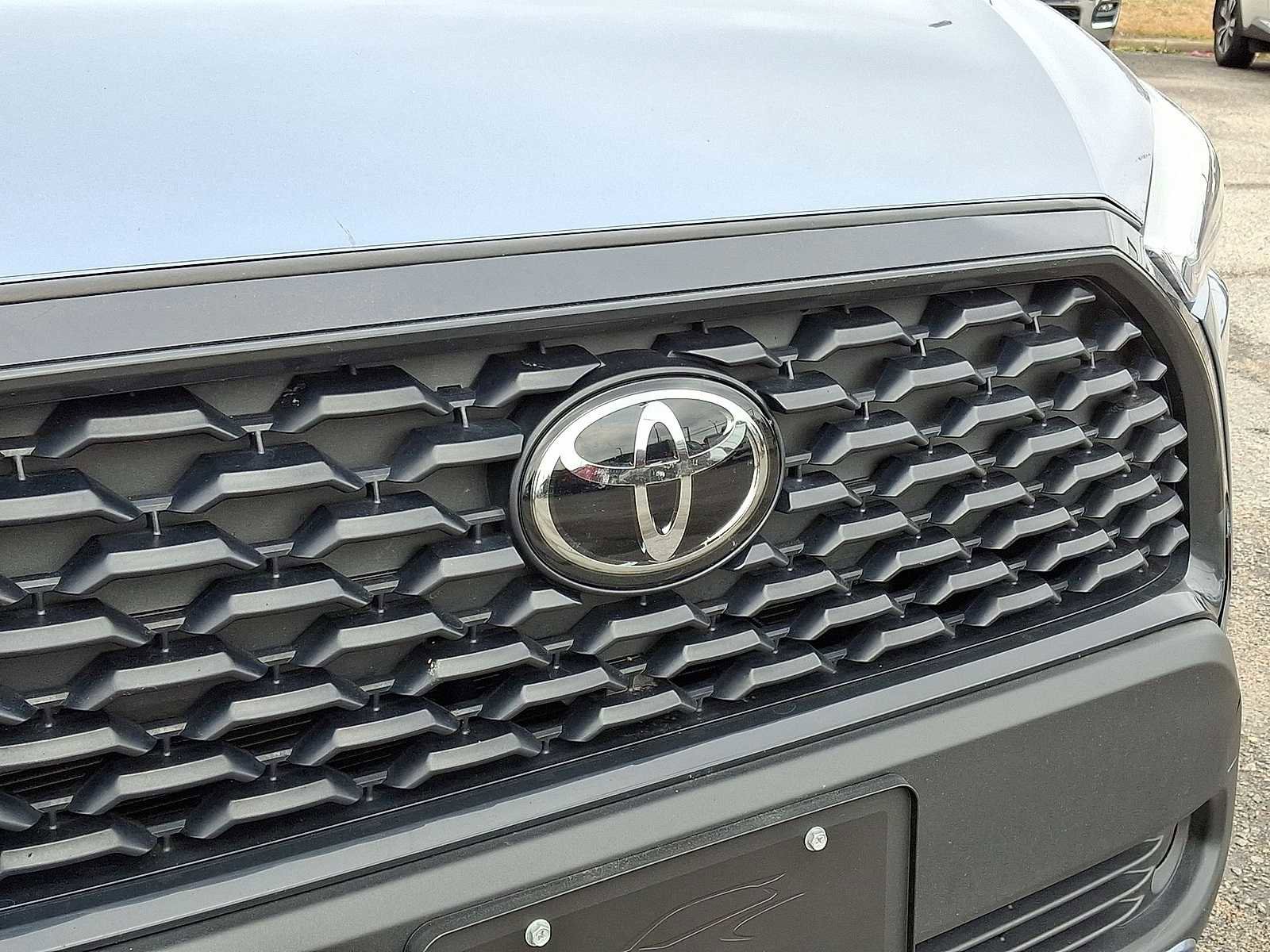 Used 2025 Toyota Corolla Cross LE image 35