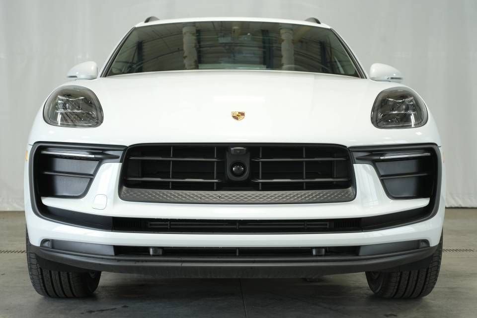 Certified 2025 Porsche Macan AWD/4WD image 11