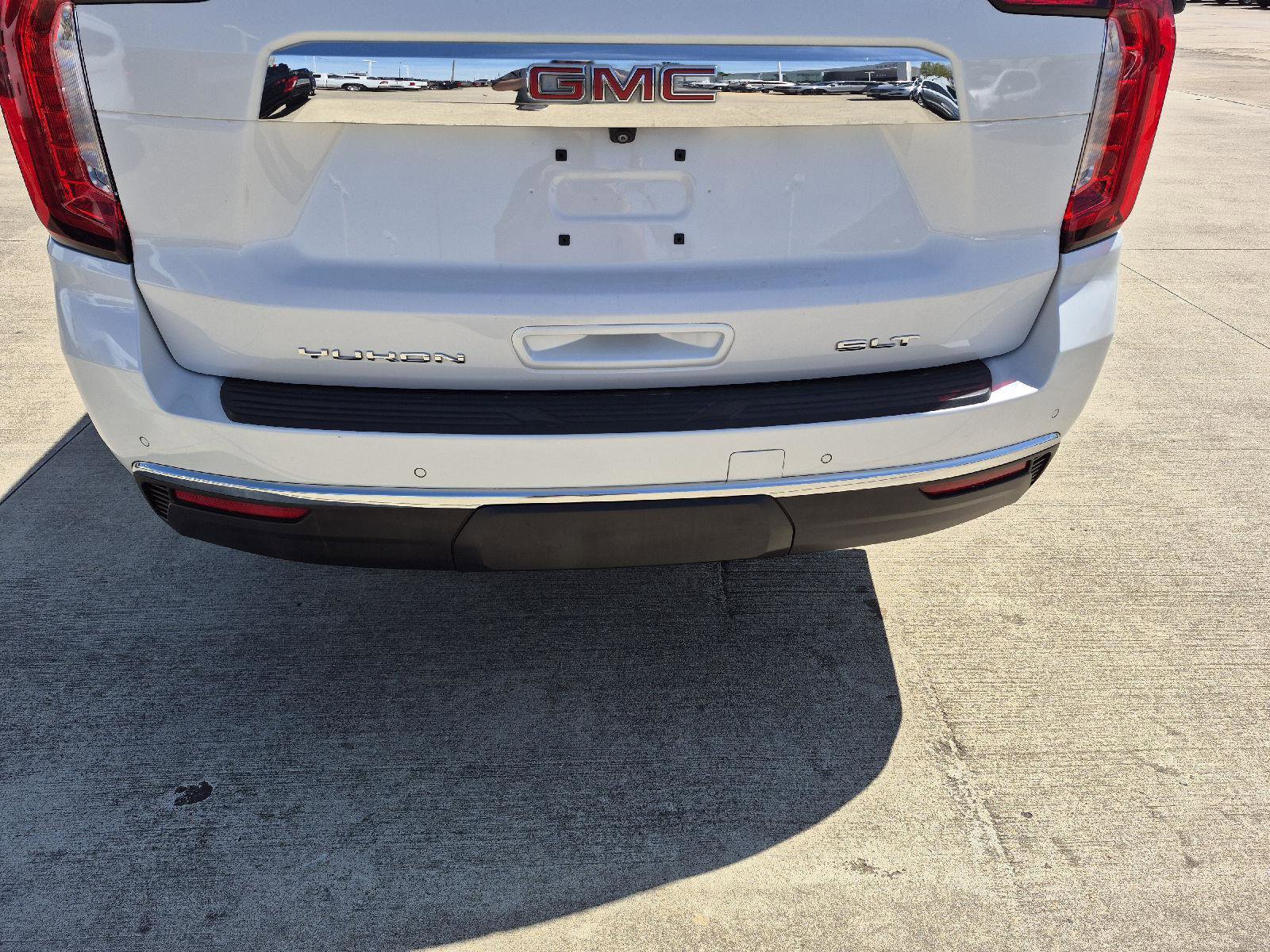 Used 2023 GMC Yukon XL SLT w/ SLT Premium Package image 2