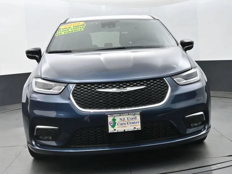Used 2025 Chrysler Pacifica Select FWD image 3