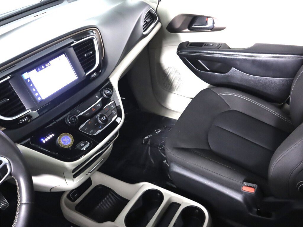 Used 2022 Chrysler Voyager LX image 30