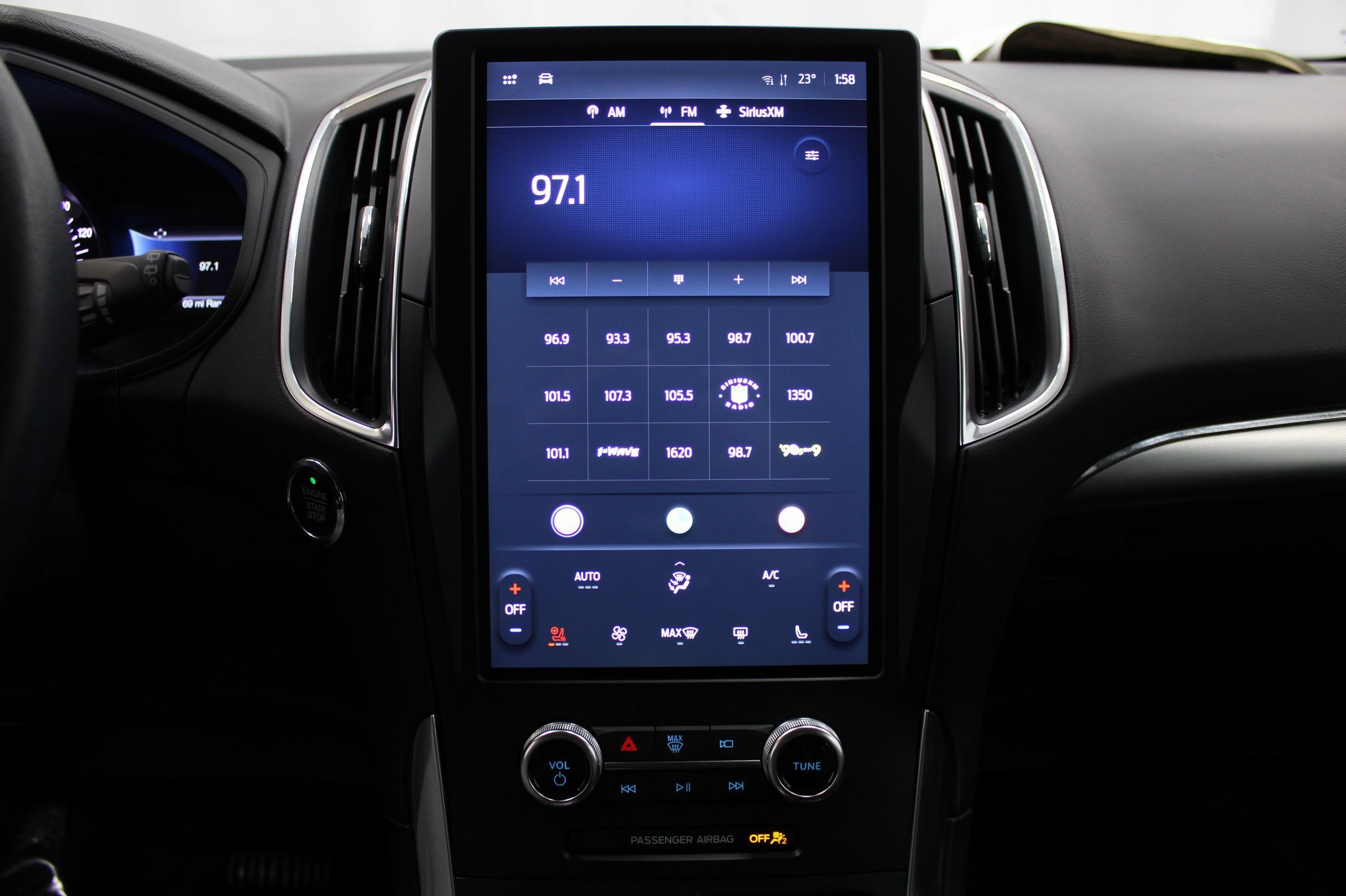 Used 2024 Ford Edge Titanium image 39