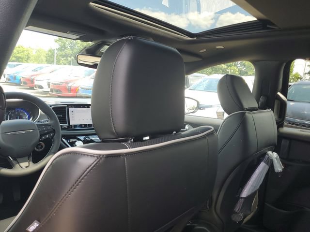 New 2027 Chrysler Pacifica Limited w/ Family Tech Group AWD/4WD image 12