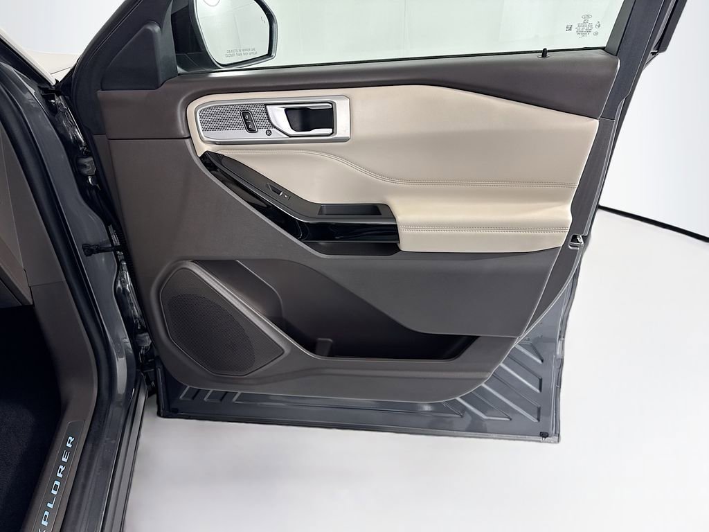 Used 2023 Ford Explorer Platinum image 27
