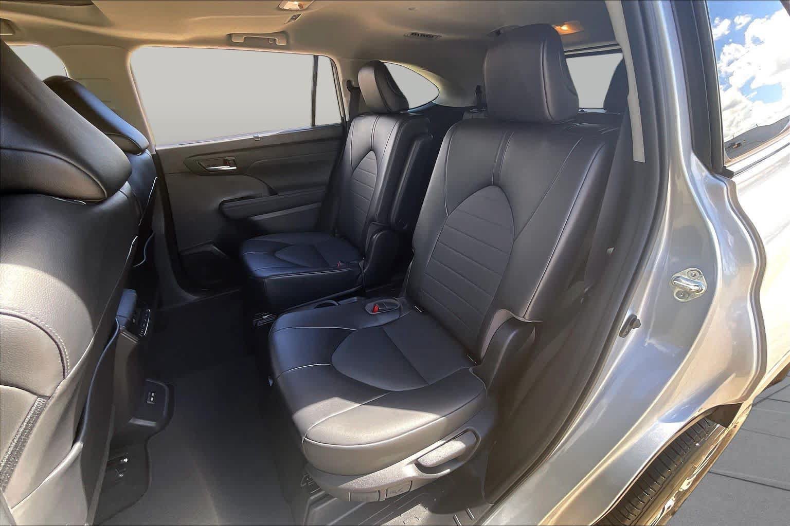 Used 2022 Toyota Highlander XLE FWD image 21