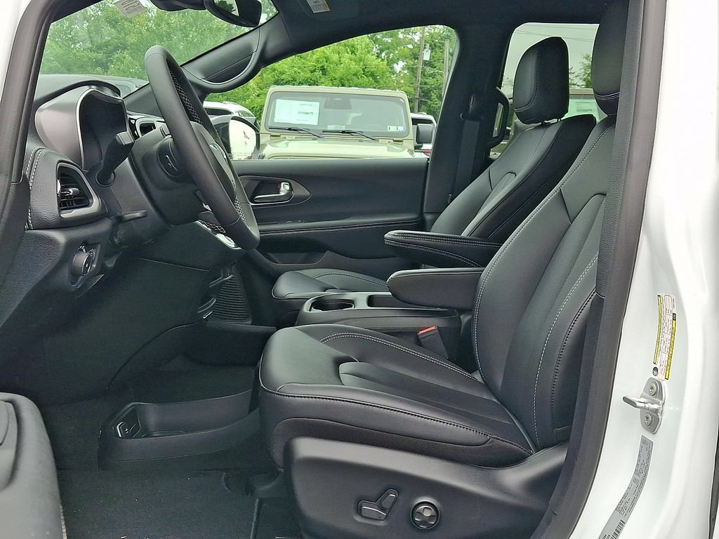 New 2026 Chrysler Pacifica Select AWD/4WD image 9