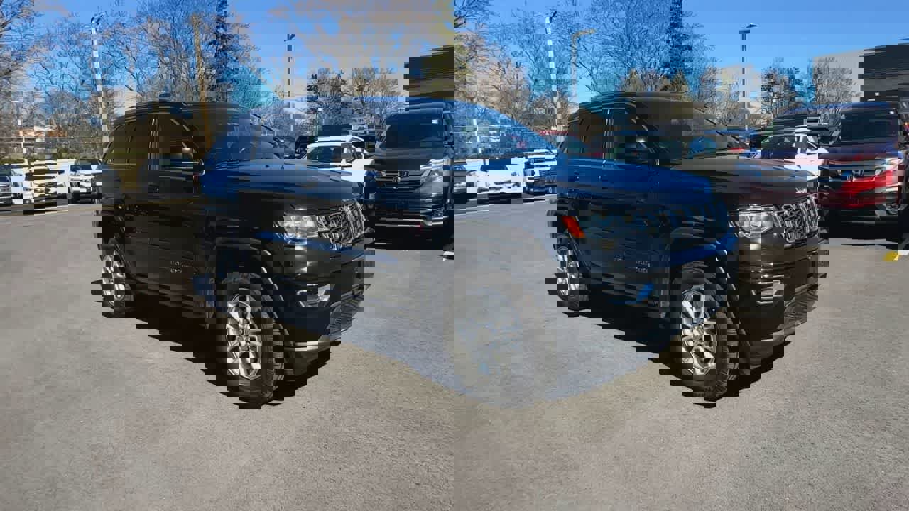 Used 2018 Jeep Grand Cherokee Laredo image 2