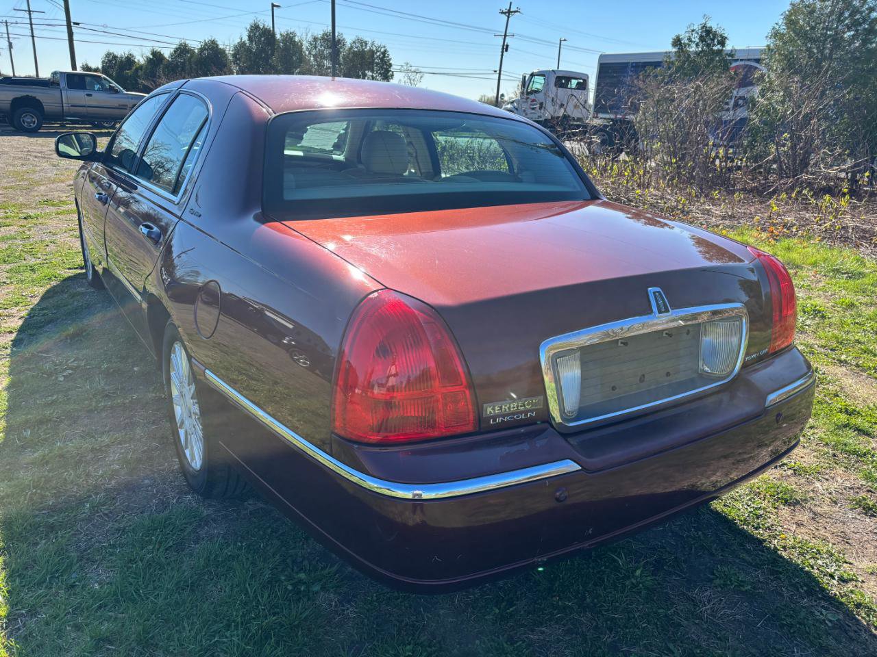 Used 2004 Lincoln Town Car Signature RWD image 7