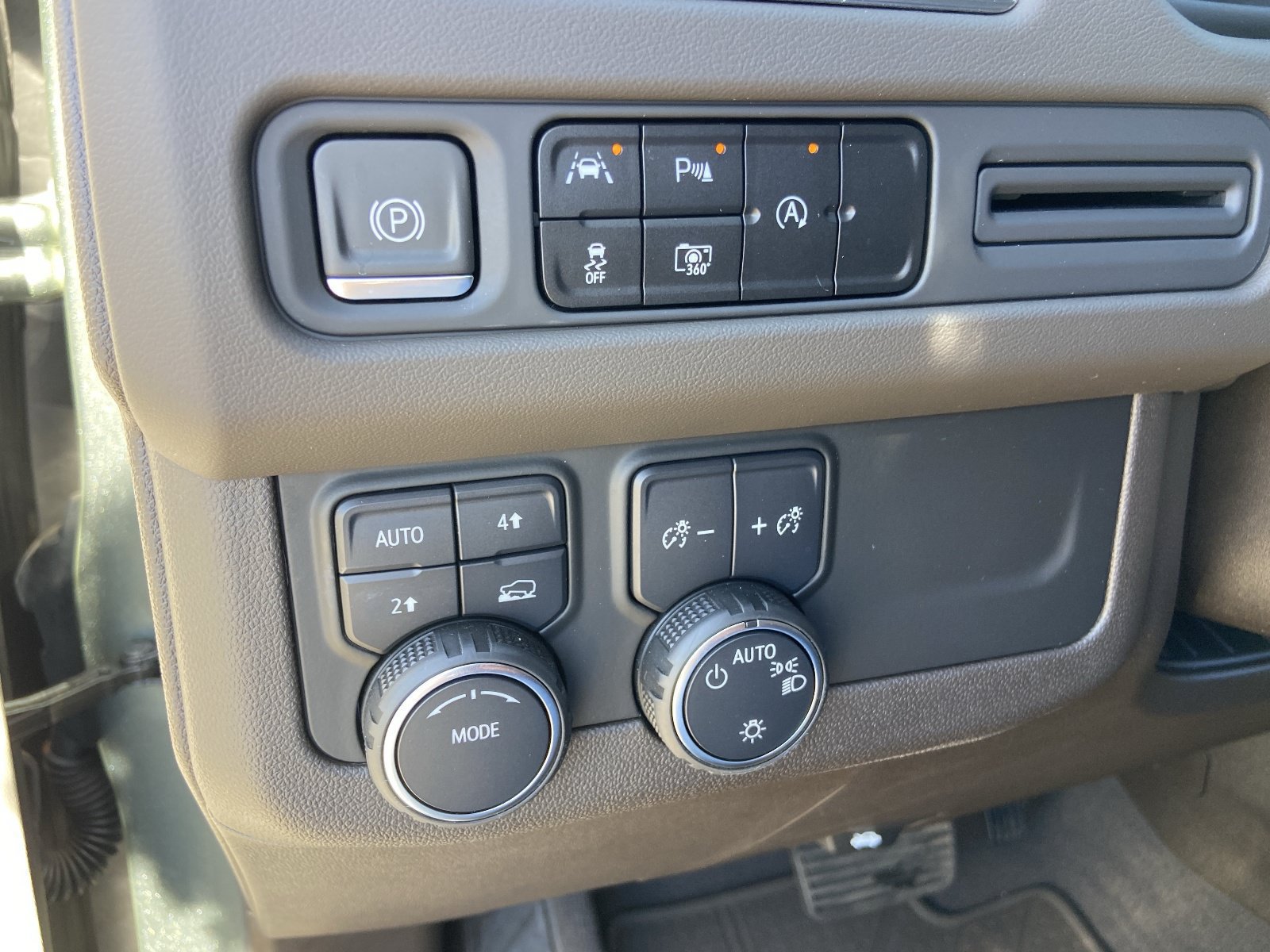Certified 2023 Chevrolet Suburban LT w/ Luxury Package AWD/4WD image 30