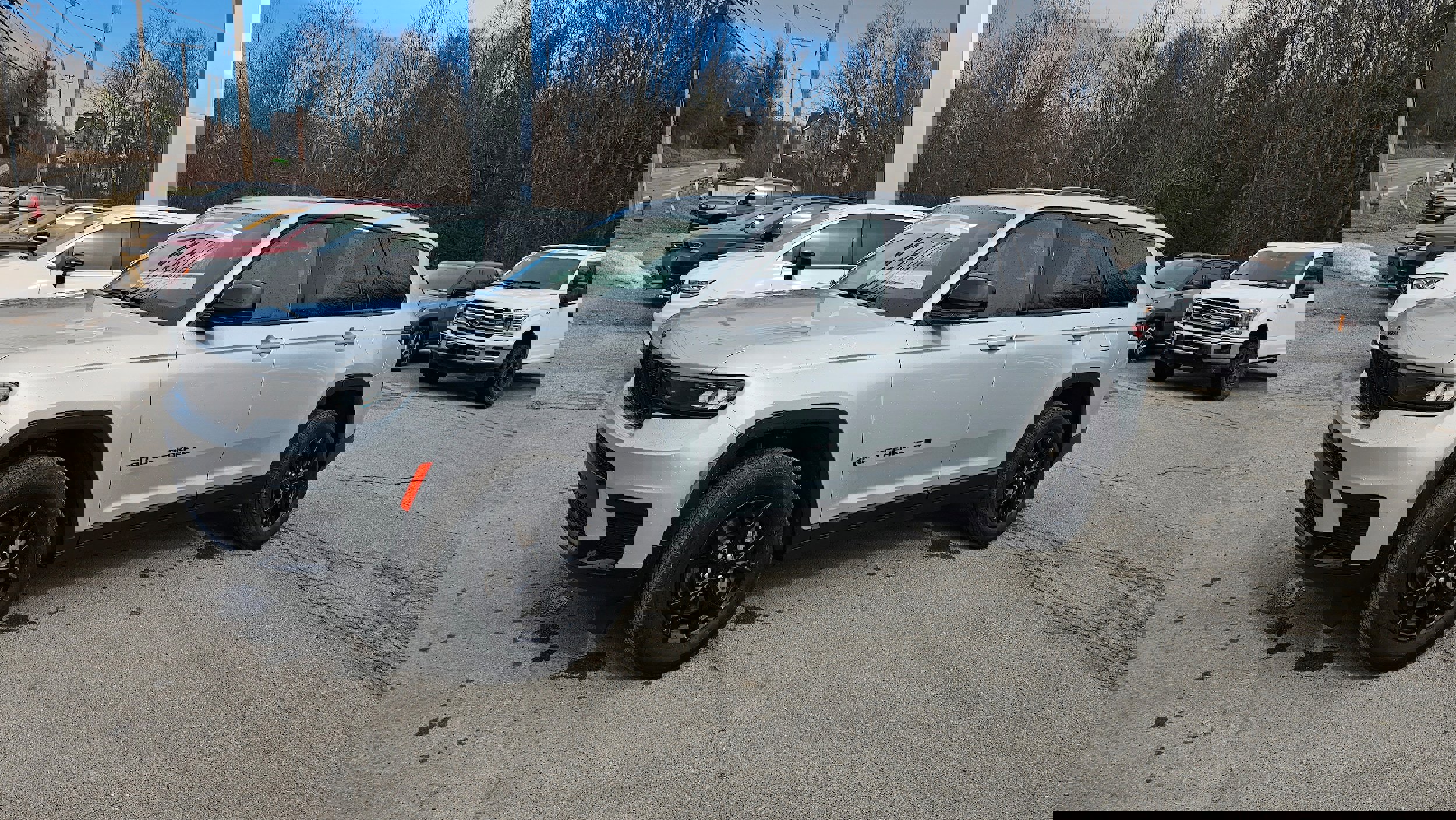 Used 2024 Jeep Grand Cherokee L Laredo image 2