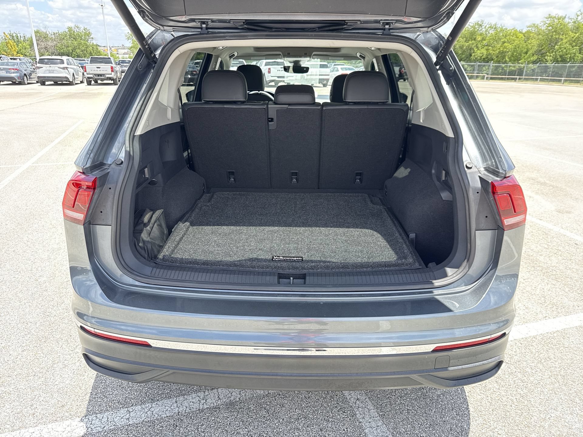 Used 2022 Volkswagen Tiguan SE w/ Panoramic Sunroof Package AWD/4WD image 21