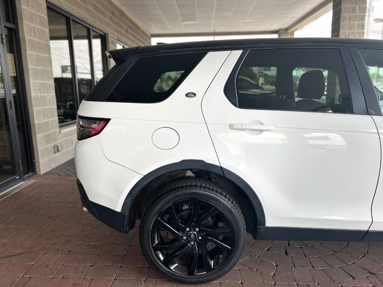 Used 2017 Land Rover Discovery Sport HSE AWD/4WD image 21