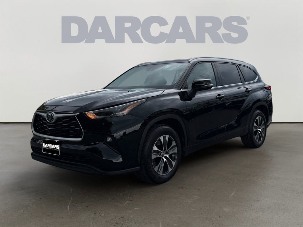 Used 2022 Toyota Highlander XLE FWD image 3