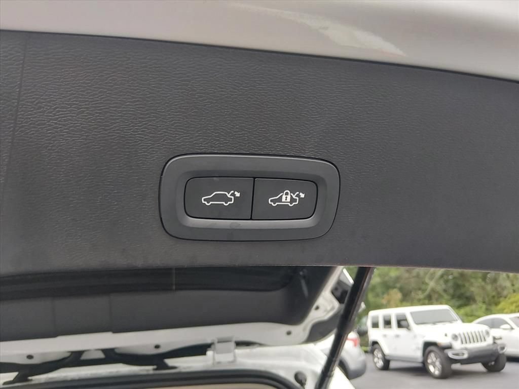 Used 2023 Volvo XC40 B4 Ultimate FWD image 16