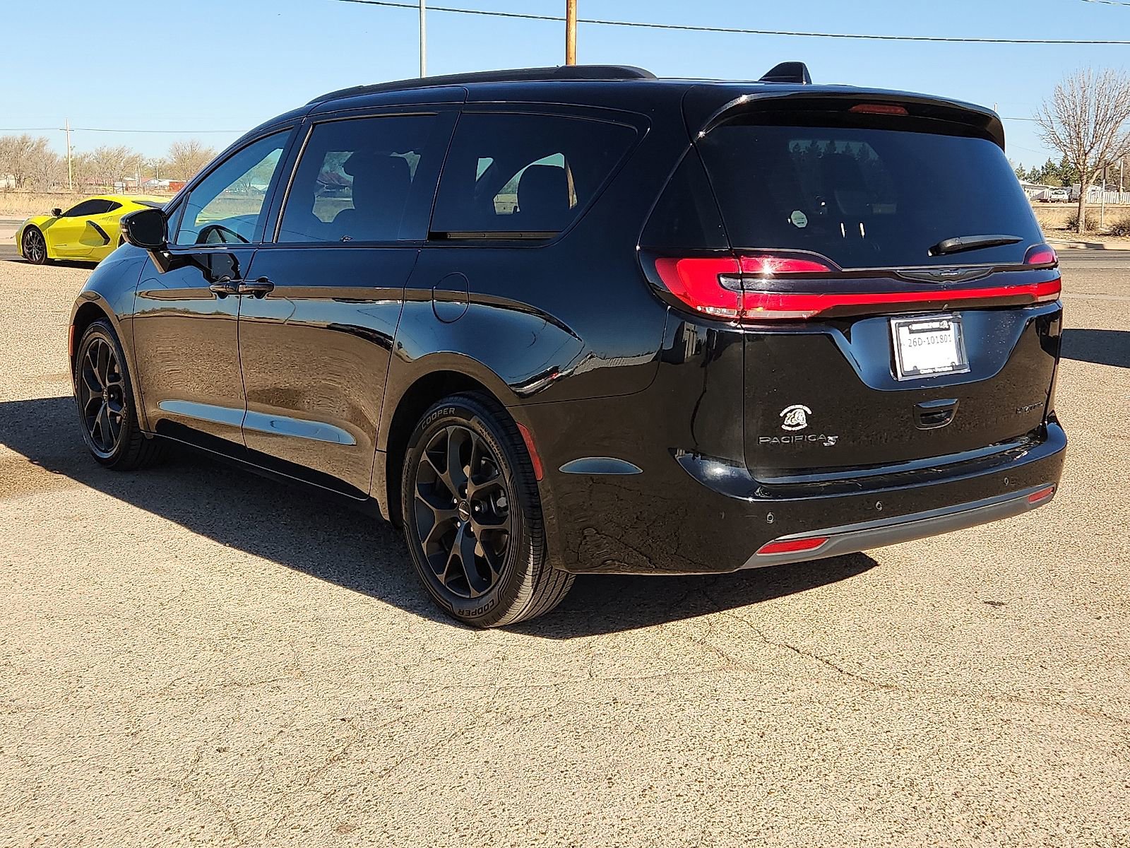 Used 2025 Chrysler Pacifica Limited image 3