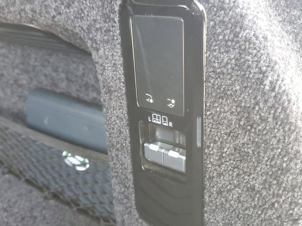 Certified 2025 Land Rover Range Rover SE AWD/4WD image 33