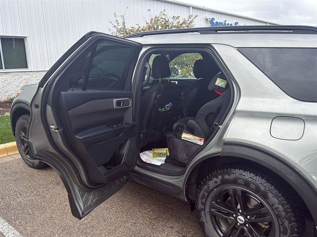 Used 2020 Ford Explorer XLT w/ Comfort Package AWD/4WD image 10