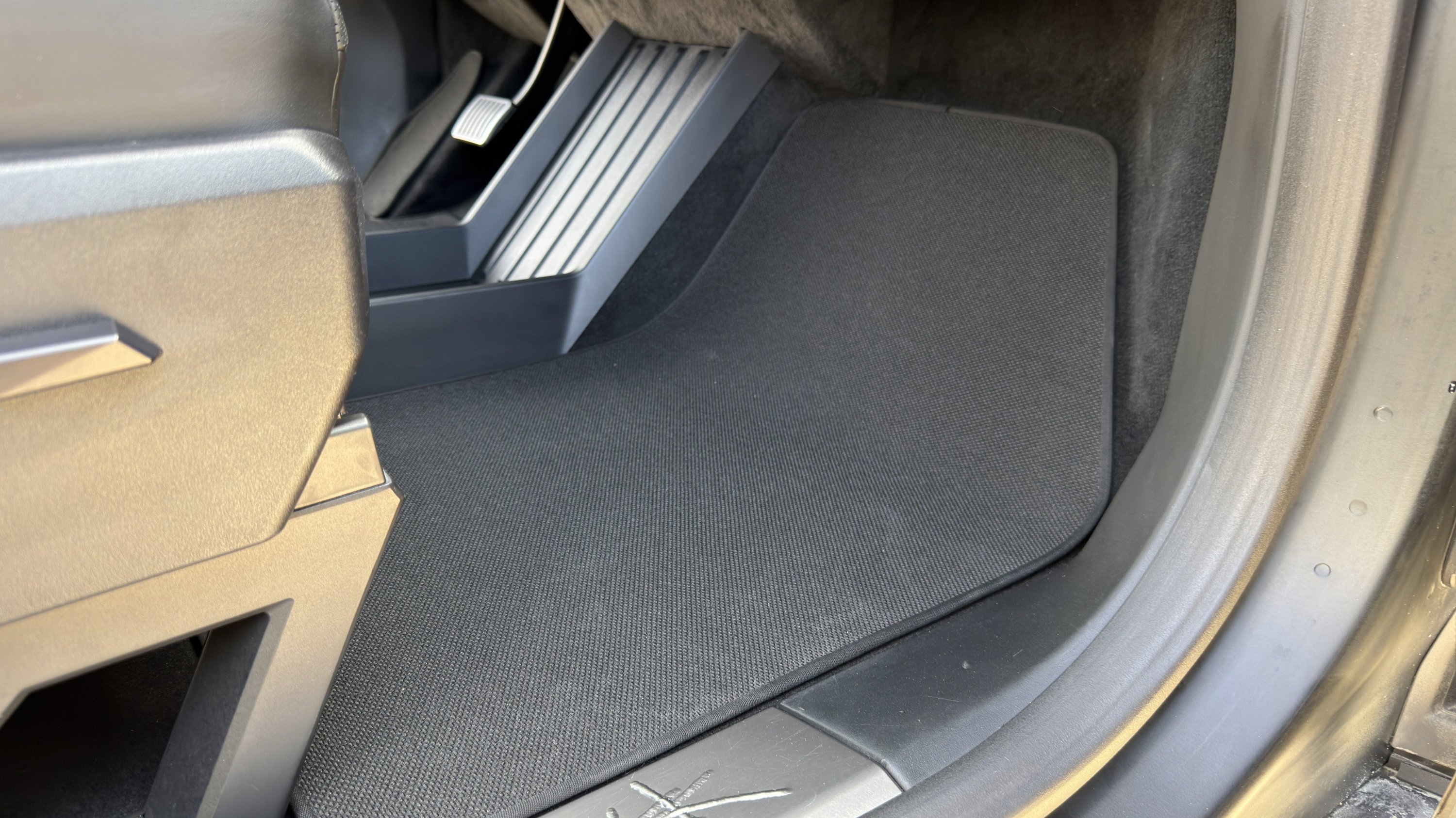 Used 2025 Tesla Cybertruck AWD Crew Cab image 62