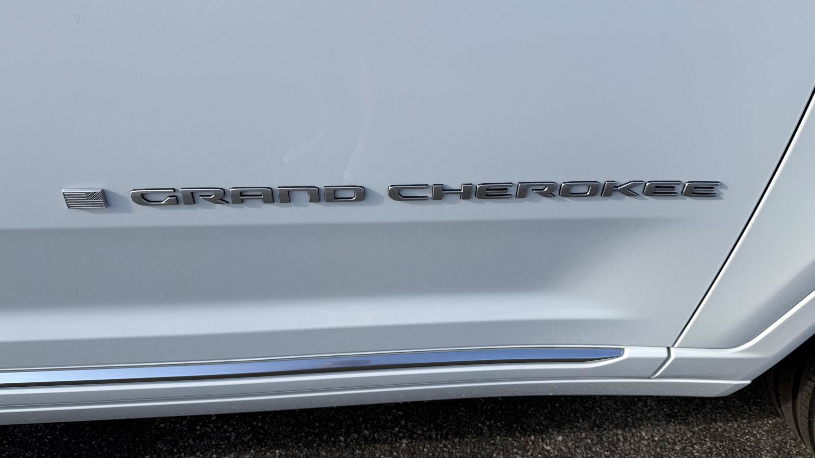 Used 2025 Jeep Grand Cherokee Summit AWD/4WD image 14