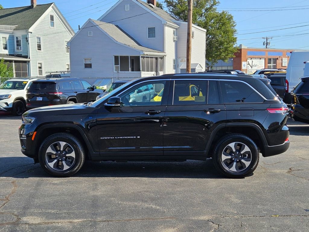 Used 2023 Jeep Grand Cherokee 4WD 4xe image 2