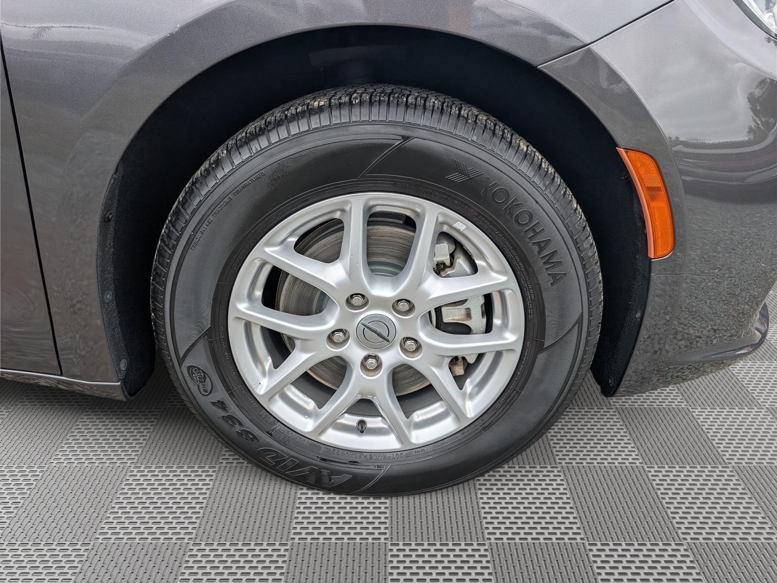 Used 2023 Chrysler Pacifica Touring-L FWD image 9