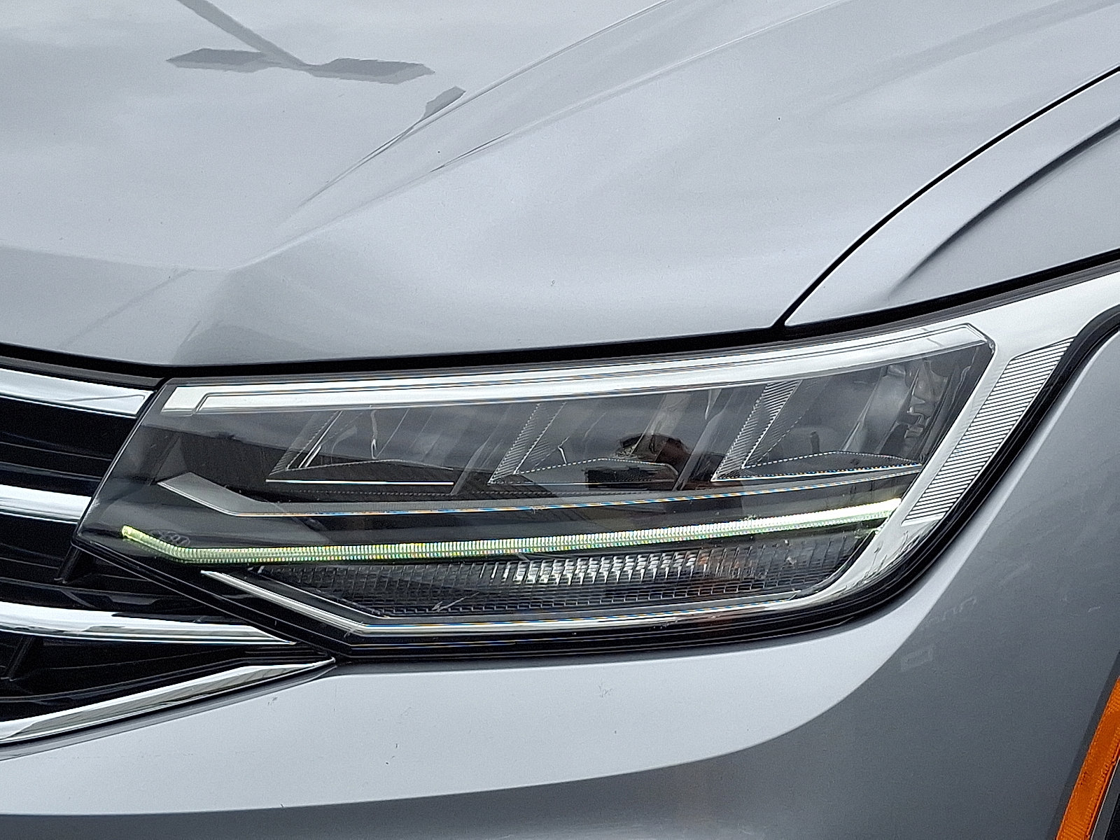 Certified 2024 Volkswagen Tiguan SE image 9