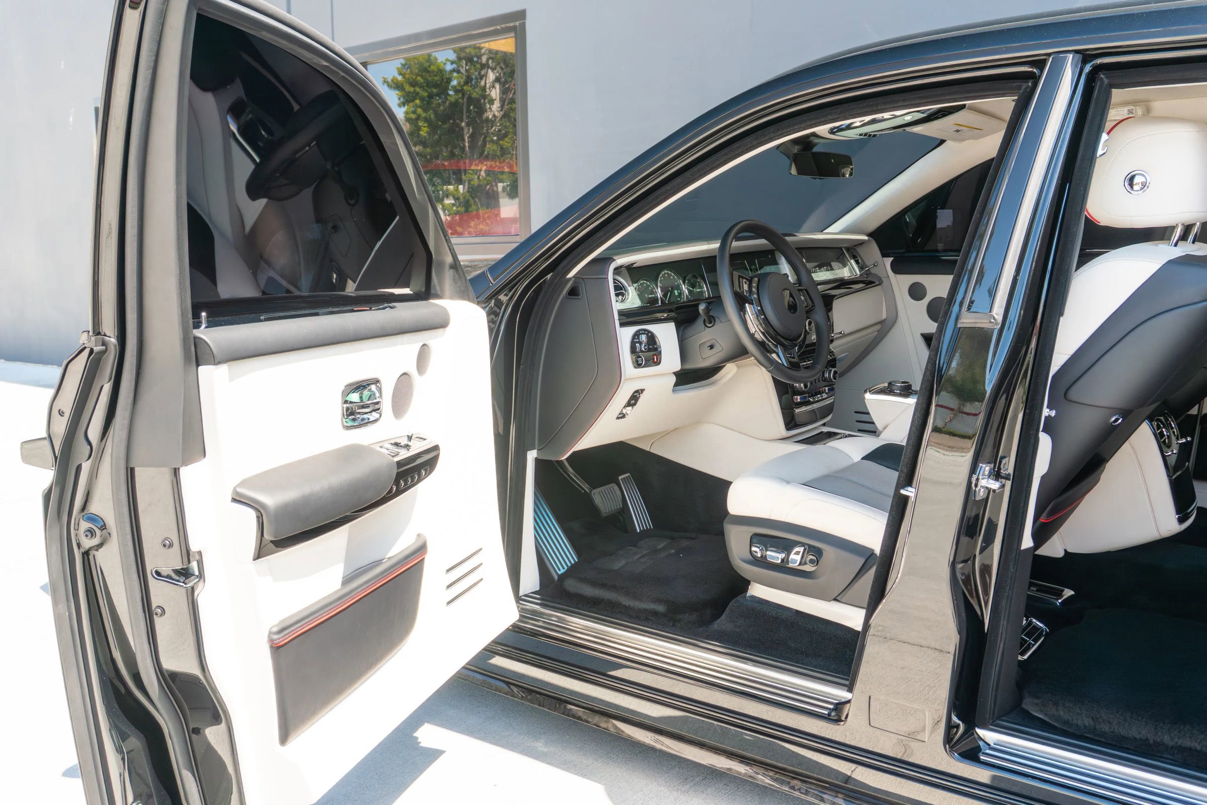Used 2024 Rolls-Royce Phantom Sedan w/ The Phantom Package RWD image 61