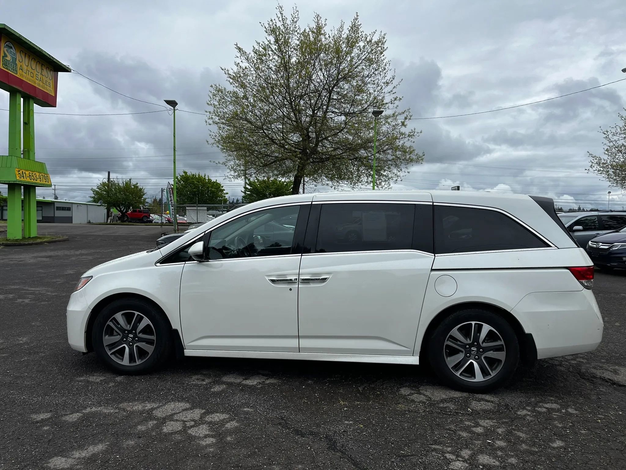 Used 2015 Honda Odyssey Touring image 2