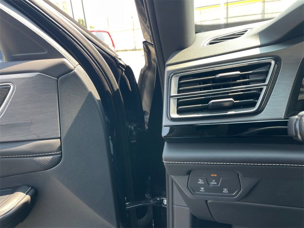 Used 2024 Volkswagen Atlas Cross Sport SE image 21