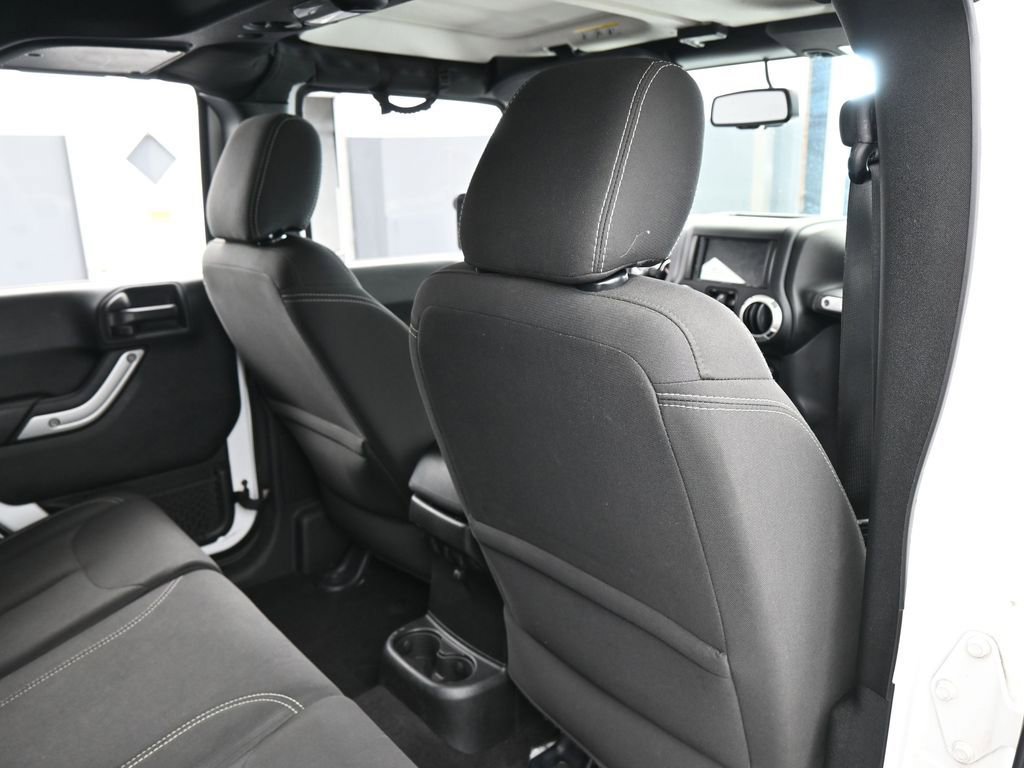 Used 2018 Jeep Wrangler Unlimited Sahara w/ Connectivity Group image 38