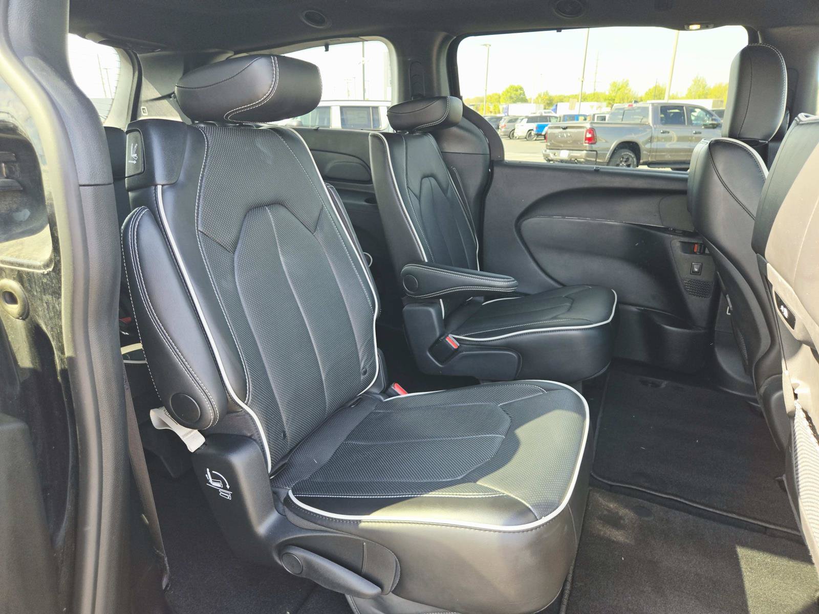 Used 2024 Chrysler Pacifica Limited w/ S Appearance Package FWD image 18
