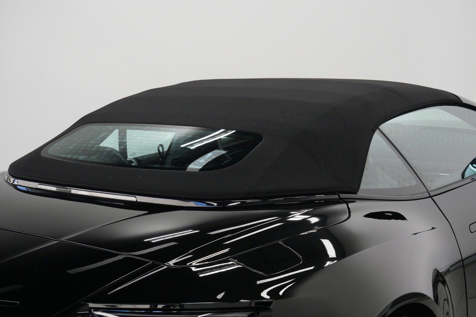 Used 2025 Aston Martin DB12 Convertible RWD image 18