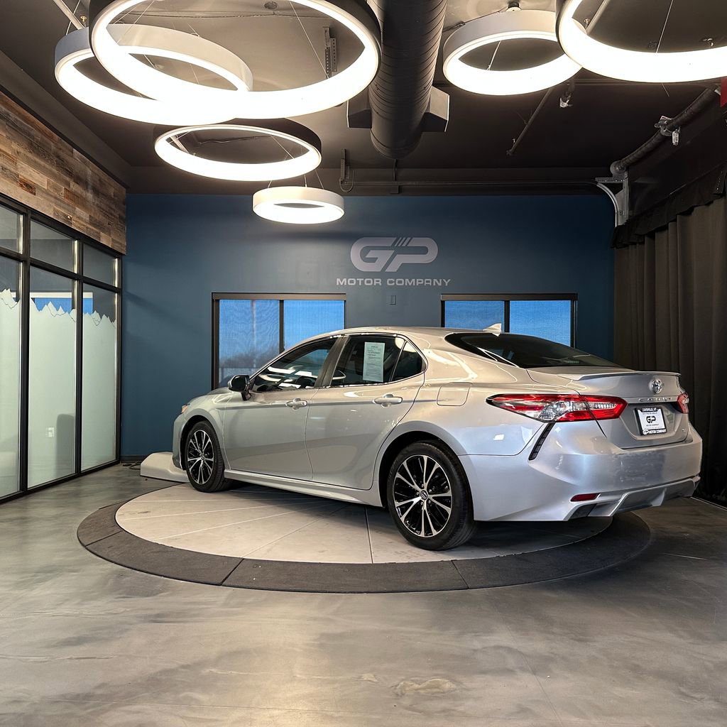 Used 2019 Toyota Camry SE FWD image 5