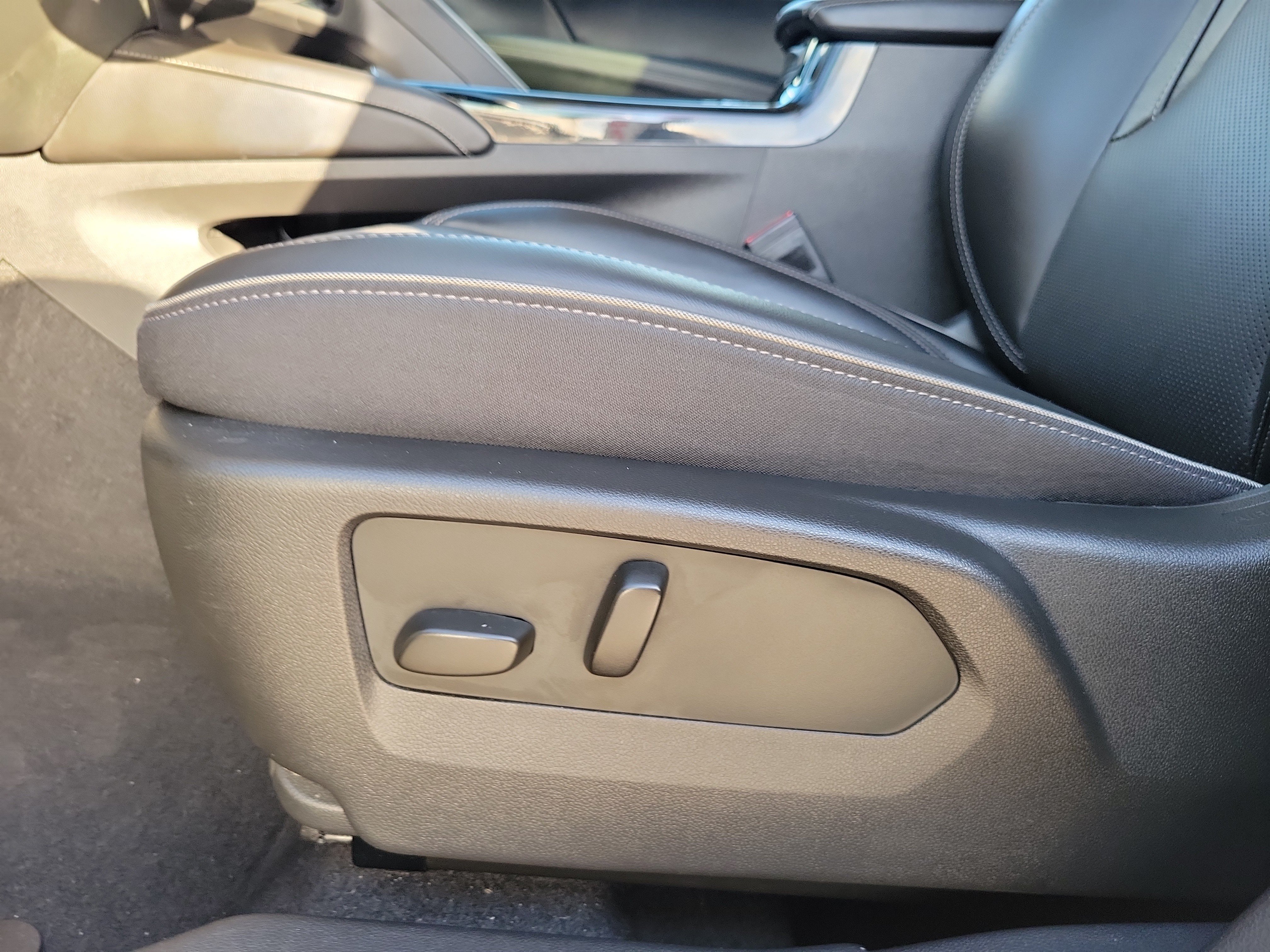 Used 2023 Buick Envision Essence FWD image 12
