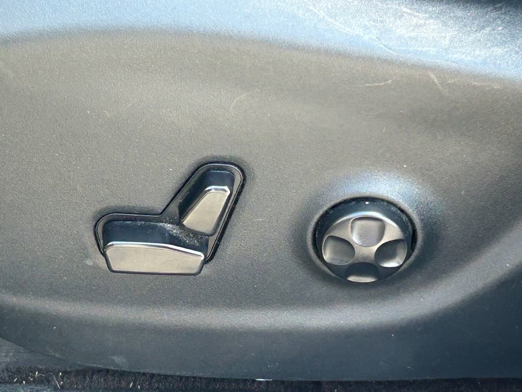 Used 2019 Jeep Cherokee Latitude Plus w/ Comfort/Convenience Group FWD image 27