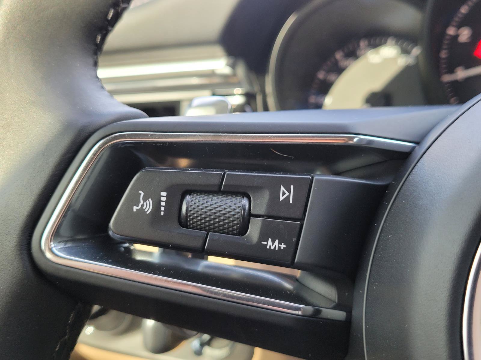 Used 2025 Porsche Macan AWD/4WD image 9
