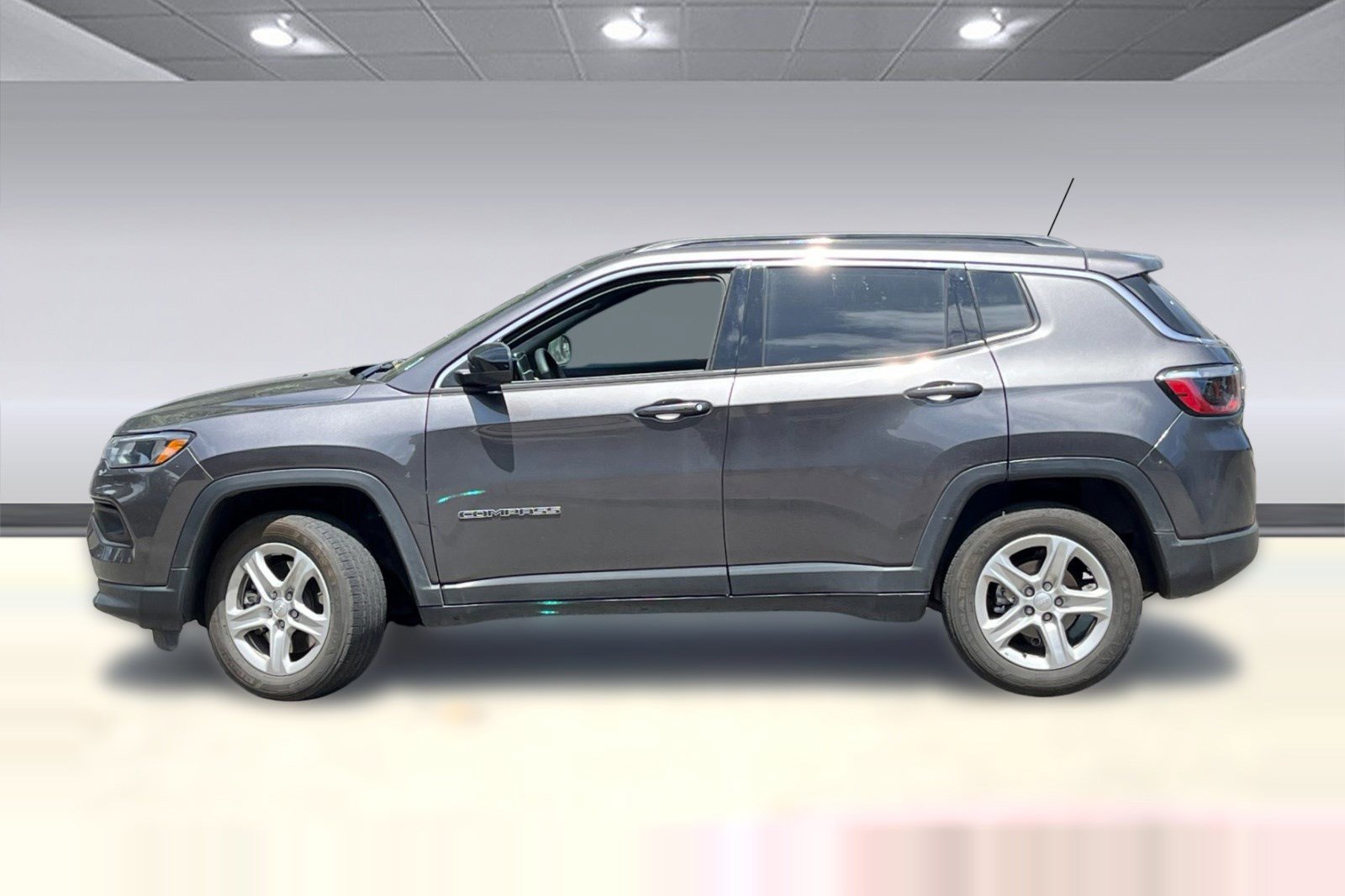 Used 2023 Jeep Compass Latitude w/ Sun and Sound Group AWD/4WD image 2