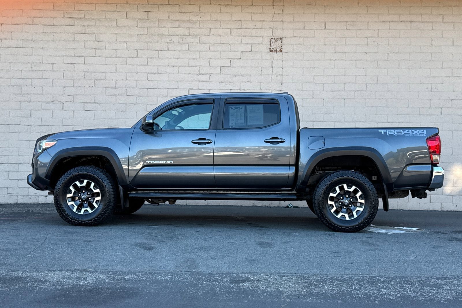 Used 2016 Toyota Tacoma TRD Off-Road w/ Exterior Package AWD/4WD image 9