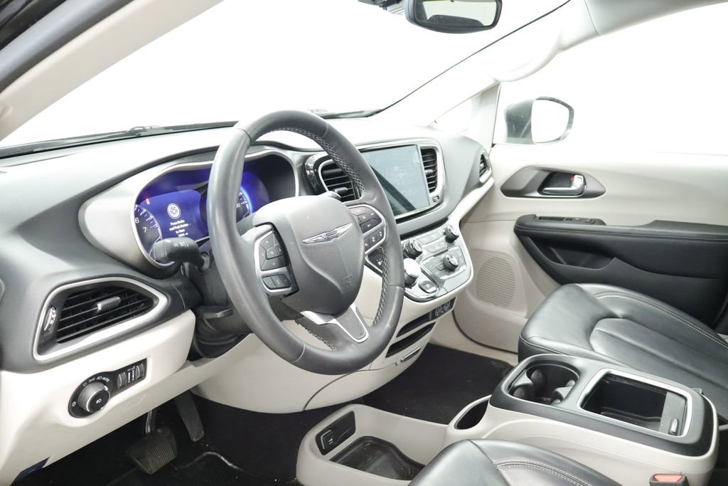 Used 2023 Chrysler Pacifica Touring-L FWD image 23