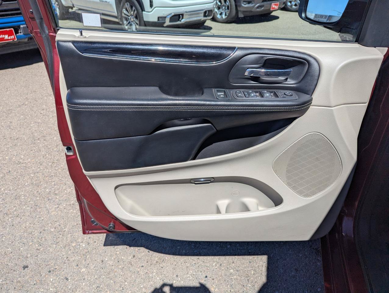 Used 2019 Dodge Grand Caravan SXT FWD image 9