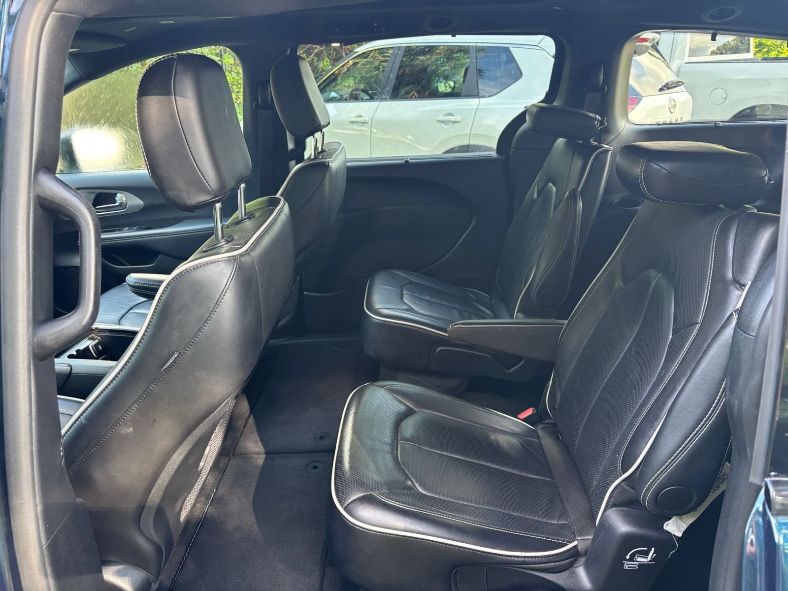 Used 2025 Chrysler Pacifica Limited FWD image 28