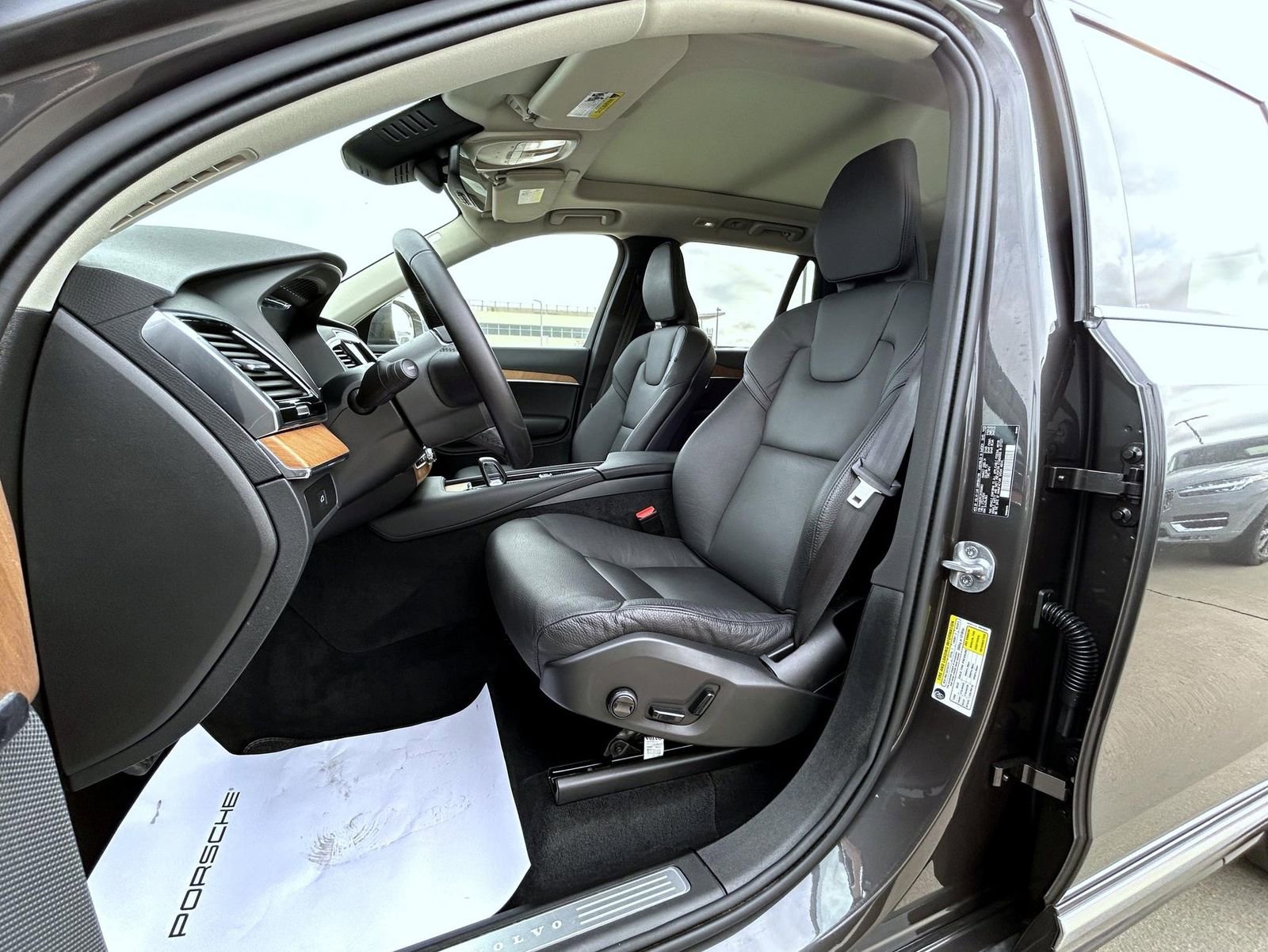 Used 2024 Volvo XC90 B6 Plus image 10