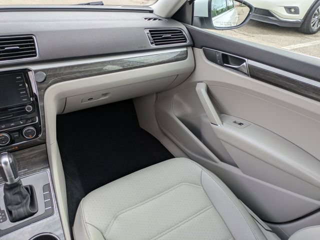 Used 2018 Volkswagen Passat 2.0T SE w/ SE Lighting Package image 17