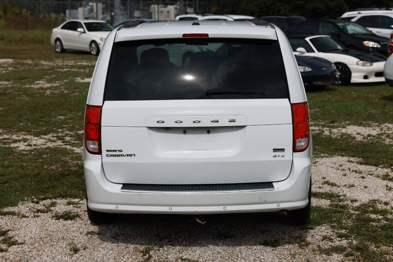 Used 2016 Dodge Grand Caravan SXT w/ Rear Park Assist Package FWD image 9