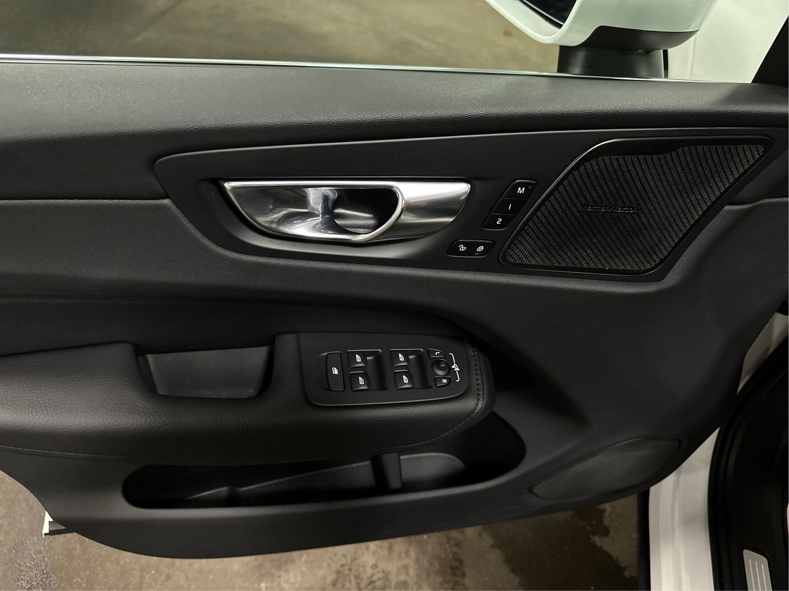 Used 2022 Volvo XC60 B5 Momentum w/ Climate Package image 20